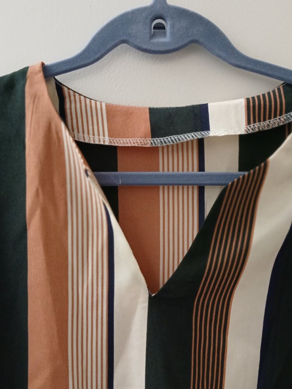 Women's Vertical Striped V Neck Cap Sleeve Blouse NWOT - Picture 2 of 6